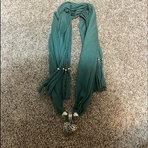 🟢 Scarf with Pendant
